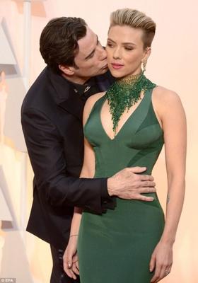 Scarlett Johansson embrasse John Travolta