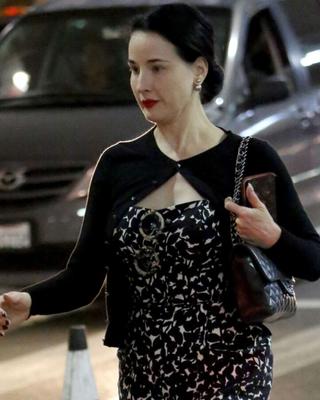 Dita Von Teese - en el Aeropuerto Internacional de Los Ángeles en Los Ángeles