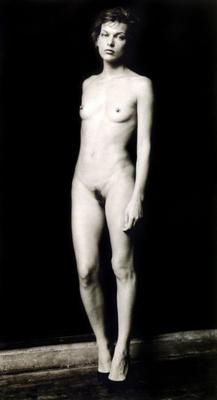 Milla Jovovich pose nue