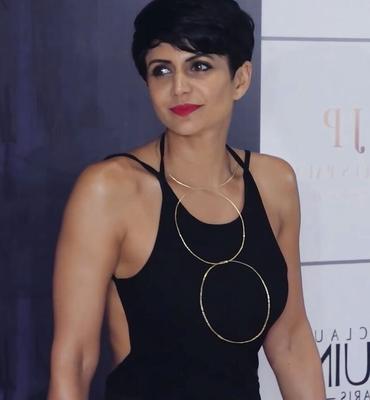 Mandira Bedi – glamouröses indisches Babe im rückenfreien, freizügigen Outfit