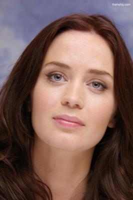 Celeb Faces to Cum para a edição Emily Blunt