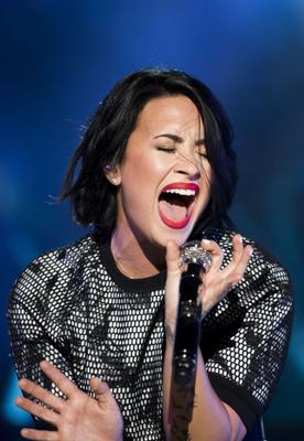 Demi Lovato - se apresentando no DigiFest em Nova York, junho,