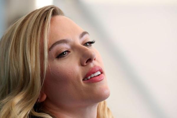 Scarlett Johansson haut court pantalon long