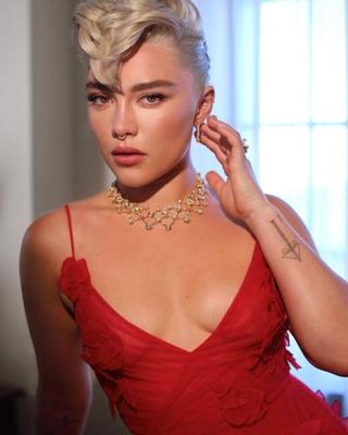 Florence Pugh short stack fofa