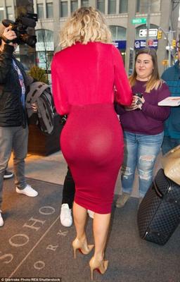 Rotes Kleid von Khloe Kardashian