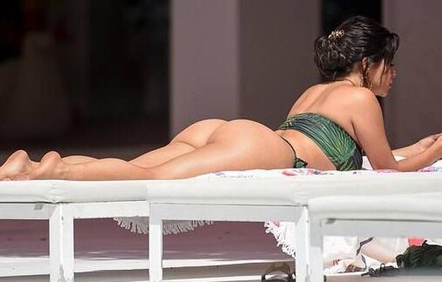 Demi Rose em biquíni de folhas