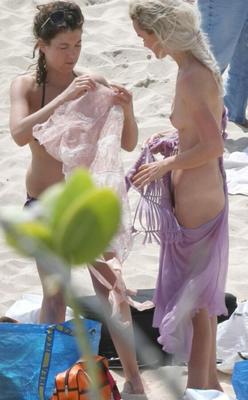 Laeticia Hallyday Topless / Desnuda en una sesión de fotos en St. Barts