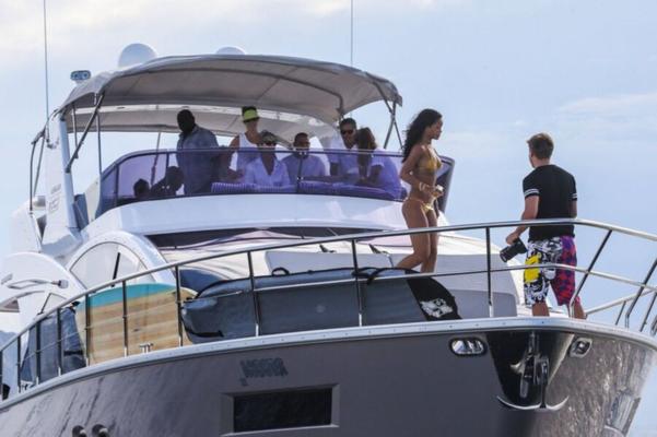 Rihanna Bikini Candids - sur un yacht à Rio de Janeiro