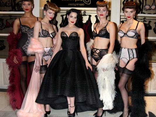 Dita von Teese - zeigt bei der Einf�hrung ihrer Dessous-Linie i