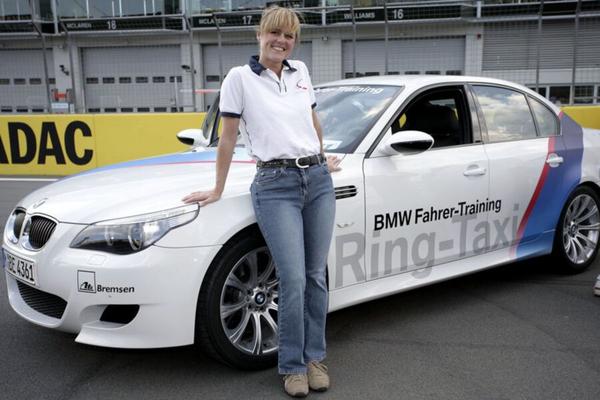 Sabine Schmitz, немецкий автогонщик с красивыми сиськами и милой большой задницей