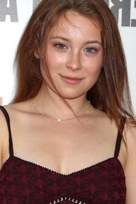 Mina Sundwall (perdue dans l'espace) utilise et abuse de cette pute !