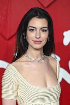 Anne Hathaway-Dekolleté bei den Fashion Awards Royal Albert Hall