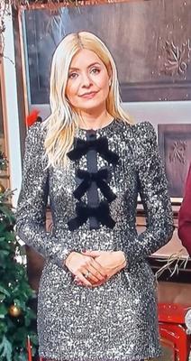 Holly Willoughby, salope de la télévision britannique, en jupe courte et collants.