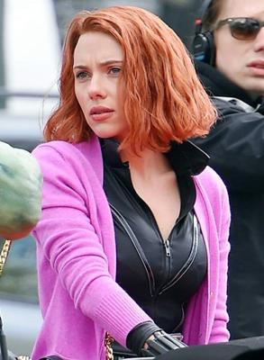 BUNDA DE SCARLETT JOHANSSON EM LEGGINGS DE COURO