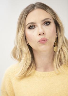 Mãe gostosa Scarlett Johansson vestindo suéter e jeans