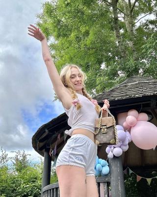 Sophie Turner - era buena carne de casting ahora simplemente fea