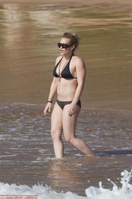 Hillary Duff bikini pics