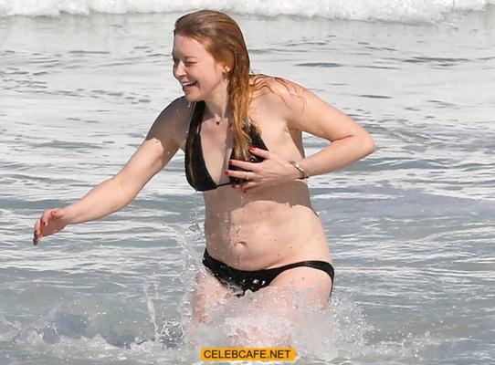 La célébrité Natasha Lyonne glisse son téton à la plage.