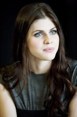 Alexandra Daddario, ces yeux, ces seins!