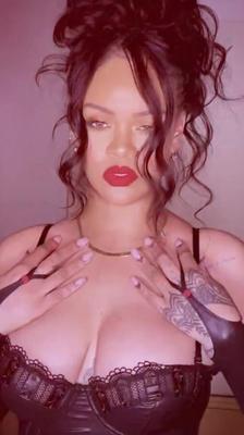 Rihanna - Lencería de cuero en Instagram