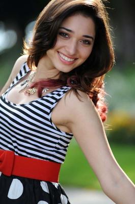 Tamannaah Bhatia - celebridade indiana gostosa de Bollywood posa sexy ao ar livre