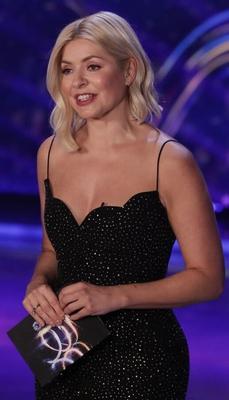 La salope de la télévision britannique Holly Willoughby en robe sexy