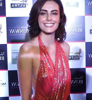 Mandana Karimi – Heißes indisches Model beim Rampenspaziergang bei der Pernia Pop Up Show