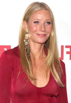 Decote de Gwyneth Paltrow na estreia da Netflix de The Brothers Sun