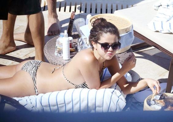 Selena gomez culo sexy en bikini