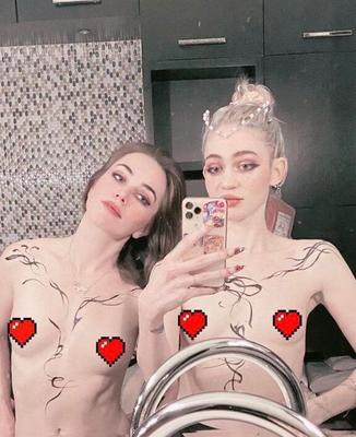 Grimes desnuda y embarazada