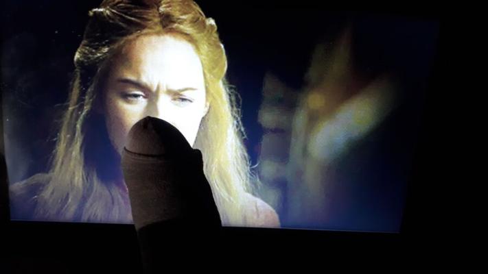 Cersei me observa gozar