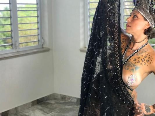 Danielle Colby Desnuda Tocado De Plumas Azul Fotos