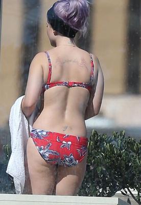 Kelly Osbourne en bikini fleuri rouge à Sydney