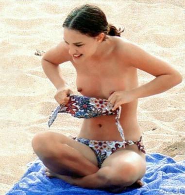 Natalie Portman Mamilos em topless Seios pequenos Praia de biquíni