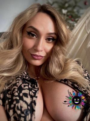 PeacyXpebble Gorgeous Blonde TikTok Celeb Girl Mixed Hot Photos