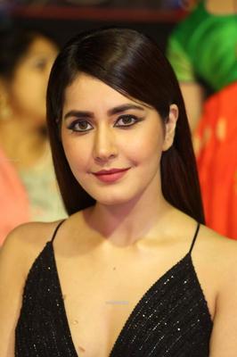 Raashi Khanna - celebridade indiana curvilínea de Bollywood em roupa preta gostosa