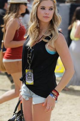 Ashley Benson Leggy con pantalones cortos y camiseta sin mangas en el Festival Bandeau