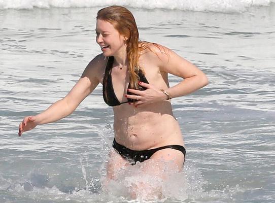 Natasha Lyonne Nip Slip na praia!