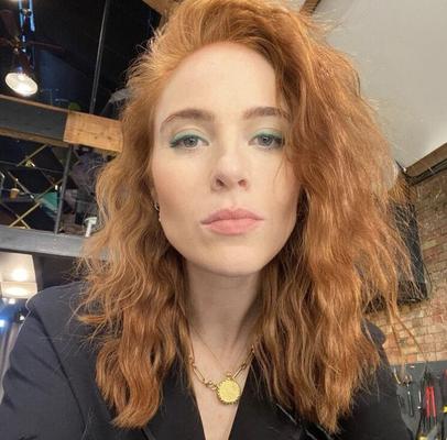 Angela Scanlon, rousse irlandaise fougueuse