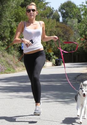 Miley Cyrus sale a correr con su perro