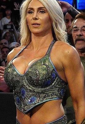 charlotte flair gros seins