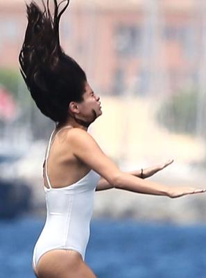 Selena Gomez hurgando en su one piece