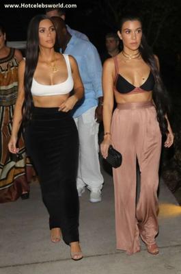 Kim y Kourtney Kardashian salen de noche en Costa Rica