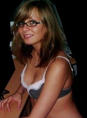 Adolescente rubia expuesta - Nena con gafas nerd en bikini