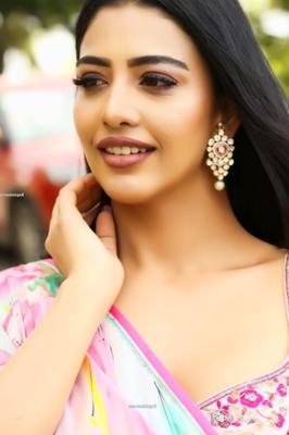 Daksha Nagarkar – kurviger indischer Bollywood-Promi im wunderschönen Saree