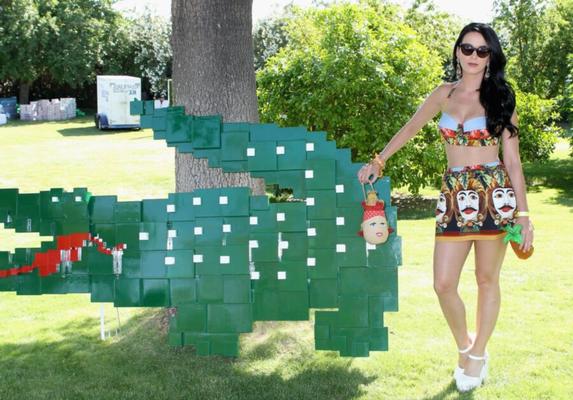 Katy Perry - Fiesta en la piscina del desierto de Lacoste L!VE Coachella