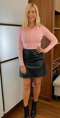 Holly Willoughby, salope de la télévision britannique, en jupes en cuir.