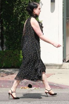 Dita Von Teese – Im schwarzen Kleid – drau�en in West Hollywood