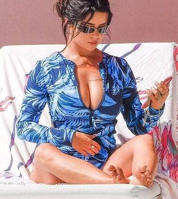 Demi Rose sexy en maillot de bain à imprimé tropical à Ibiza