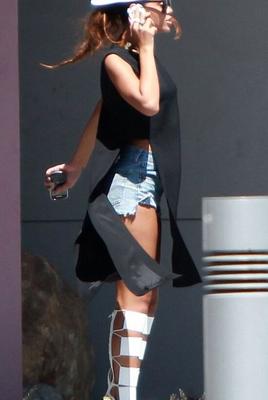 Rihanna de shorts partindo de voo em Los Angeles